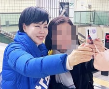 마장역 채운 "파이팅" "셀카 찍어요"...전현희 "성동 스타일 이끌 것"