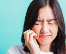 밥 먹다가 얼굴이 '찌릿찌릿'…"치과 치료 소용없어" 혹시 이 병?