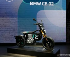 "초심자도 탈 수 있어"…전기바이크의 새 기준, BMW CE 02[시승기]