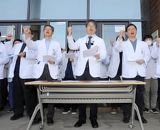 "우리도 사직서 낼지 논의" 20개 의대 교수들, 7시 긴급회의 개시