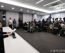 [속보] 의대 교수들 "25일부터 사직, 응급실·중환자실 진료 여부 22일 논의"