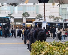 "동탄 집까지 2시간"…명동 버스 정류장 옮겨도 '퇴근길 전쟁'[르포]