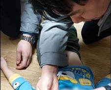 [단독]버티컬에 목졸려 의식 잃은 3살…'화상 수색'으로 집 찾은 경찰