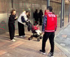 "애 하나 더 어떻노" "깔깔"…허물없는 스킨십, 김도읍의 4선 도전