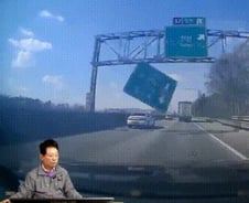 [더영상] 달리는 차 위로 표지판 '쿵'…황대헌과 비교된 빅토르 안