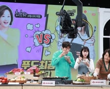 5억5000만원 주문 '대박'…홈쇼핑 '먹방 생방송' 2030 홀렸다[르포]