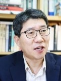 [MT시평]배지가 길가다가 줍는 물건일까