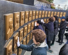 "14년간 하루도 못 잊어"…'천안함 추모비' 어루만지고 흐느낀 유족