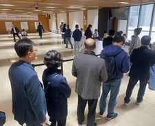 [르포]"세시간 반 버스타고 왔어요"…황사도 꺾지 못한 중국 교민 투표의지