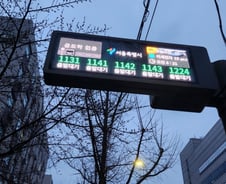 "갑자기 웬 버스파업" "지하철 빼곡"…혼돈의 출근길, 땀 삐질[르포]