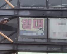 "오늘 공연 없어요"…극단도 커플도 돌아오지 않는 대학로 거리[르포]