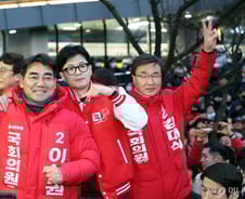 "뚫리면 총선 진다"...최후 방어선 '낙동강 벨트' 곳곳서 박빙 승부