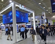 [르포]사람 없는 공장…2족보행 로봇…미래 공장 미리 봤더니