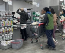 반값 마감세일까지 눈치만…늦은 밤 장바구니 채우는 주부들 [르포]