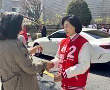 "걱정 말라" 격려에도…'보수 아성' 강남갑 서명옥 "당연한 승리 없어"