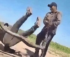 [더영상] 뱀으로 줄넘기한 아르헨 남성들…비 맞는 어른에 우산 씌워준 아이