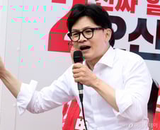 민주+조국당 45% vs 국민의힘 36%...마지막 여론조사 평균 내보니