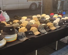 79만원 모자를 3만원에…"먹고살기 힘들어" 단속 비웃는 짝퉁 시장[르포]