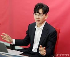 '탈북' 與박충권 "색깔론 철 지났다고? 北, 언제든 포격 가능"[인터뷰]