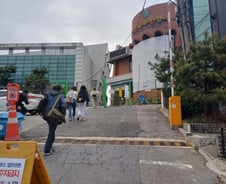 [르포] "대선 때보단 뽑기 쉽네요"...신촌에 한동훈 뜨자 우르르