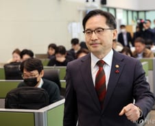 [단독]"외국인 회장님 규제, 안갯속"...'동일인 지정 요건' 불발 위기