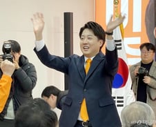 "이제 곧 40대인데"...'위기의 기린아' 이준석, 2030의 엇갈리는 시선