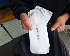 "면접 10곳 탈락" 속상한 어르신도…'천원 술집'서 위안 받았다 [르포]