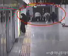 [단독]"사람 쓰러졌다" 외침에 출근 미룬 시민들…다같이 한 목숨 살렸다