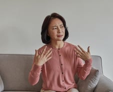 생리 안 끊겼는데 얼굴 빨개지고 땀 '축축'…갱년기 때 우울 심해진다