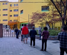 "법을 지켜야지""미래 정치가 중요"…투표소 긴 줄, 미니 토론회도[르포]