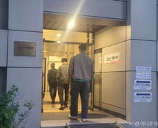 "투표하고 출근해야죠"…줄 선 시민들, 투표소 오픈런 [르포]