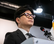 '여당 참패' 밸류업주 와르르…2700선 붕괴, 외인·개미는 '줍줍'