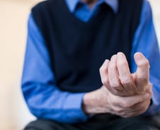 손 떨고 냄새 못 맡는 부모님, 치매 부르는 '이 병' 때문?…증상 보니