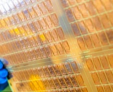 "주가 2배 뛰었다"…반도체 '꿈의 기판' 뛰어든 기업들 벌써 들썩