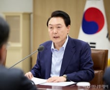 '총선 참패' 윤 대통령 일간 지지율 28%…취임 후 최저