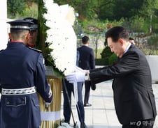 윤 대통령 지지율 23%, 취임 이후 '최저'…'총선 참패' 후폭풍