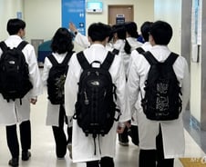 "2000명 증원 비과학적이란 뜻"…의사들, '증원 자율 조정' 맹폭