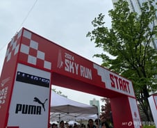 "80층?..20층부터 고비"…123층, 2917개 계단 올라보니[르포]