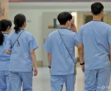 "증원 안 돼" vs "수능 7개월 남았는데"…의대교수·수험생 모두 '불만'