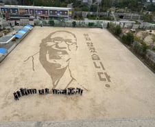 학교 운동장에 56m '초대형 김구' 그림, 그린 이유가…[인류애 충전소]