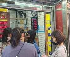 "환율 1400원" 찍히자 달러 들고 우르르…명동 환전소 '북적'[르포]