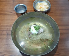 "여기 물냉이랑 편육이요"…돌아온 을지면옥, 100여명 줄 [르포]