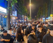 차도까지 점령한 테이블…'아슬아슬' 차 지나가도 "마셔"[르포]