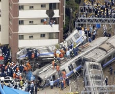 민영화가 부른 재앙?…과속하다 뒤집힌 일본 열차, 107명 숨졌다 [뉴스속오늘]