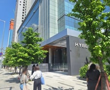 "진실? 중요한 건 뉴진스·아일릿 다치지 않는 것" 하이브 앞 팬들 목소리[르포]