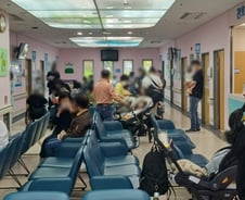 교수 사직 소식에..."아픈 애는 어떡하죠" 속 타는 부모들[르포]