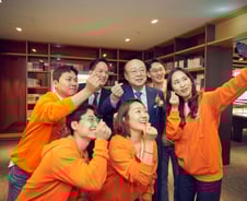 회장님의 귀환…김승연, 세 아들 사업장 돌며 '건재 과시'한 이유