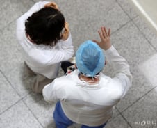 "근거만 가져와 달라" 정부의 의대증원 재논의 조건에 의사들 갈렸다