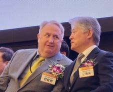 '속닥속닥' 인요한·노환규, 깃발 흔든 임현택…의협 총회 현장 둘러보니