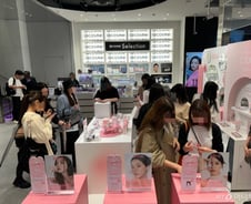 "입소문 난 화장품, 뒤집어보면 한국산"…K뷰티 키우는 일본 앳코스메